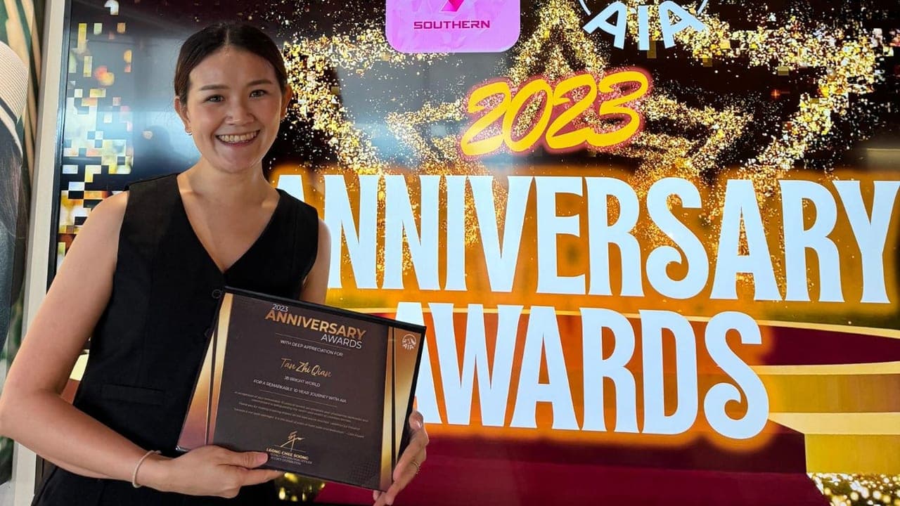Fynn 在 AIA 2023 Anniversary Awards 手持十年纪念证书
